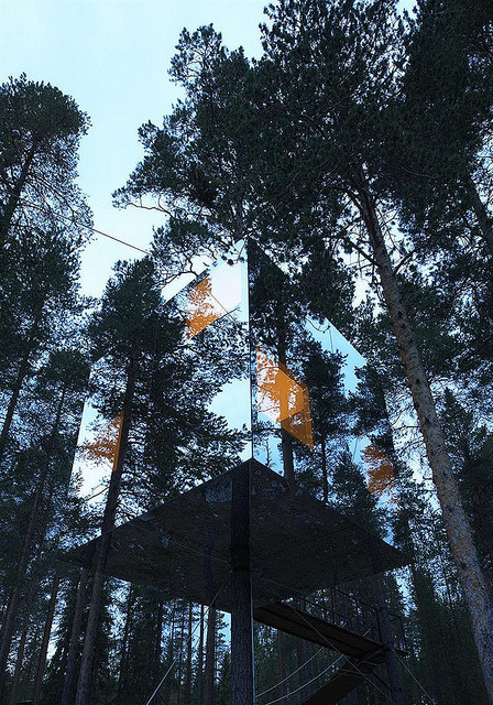 The camouflaged mirrorcube at Harads Tree Hotel / Sweden